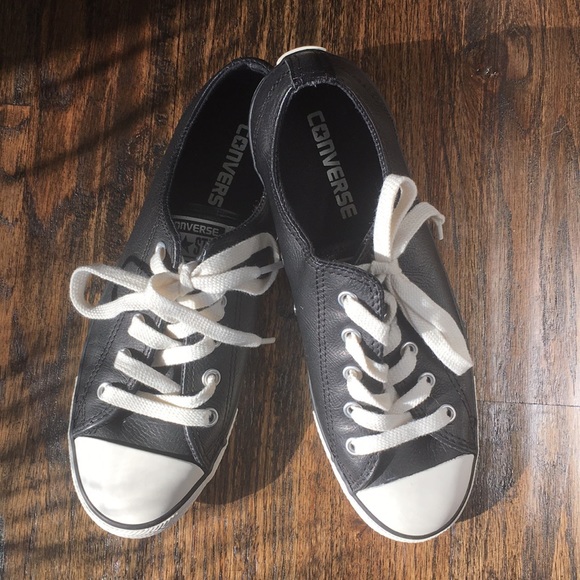 chuck taylor dainty black